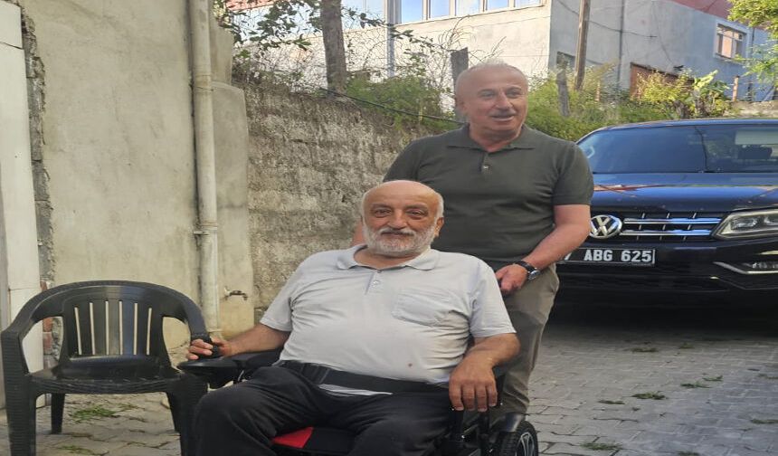 Karaveli, Engelli vatandaşa akülü sandalye hediye etti