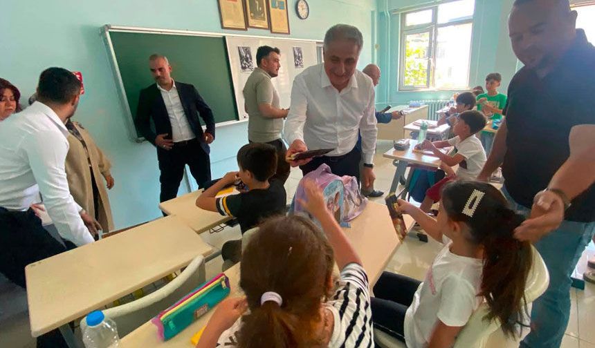 Saffet Bozkurt, TÜGVA Yaz Okulu öğrencileriyle buluştu