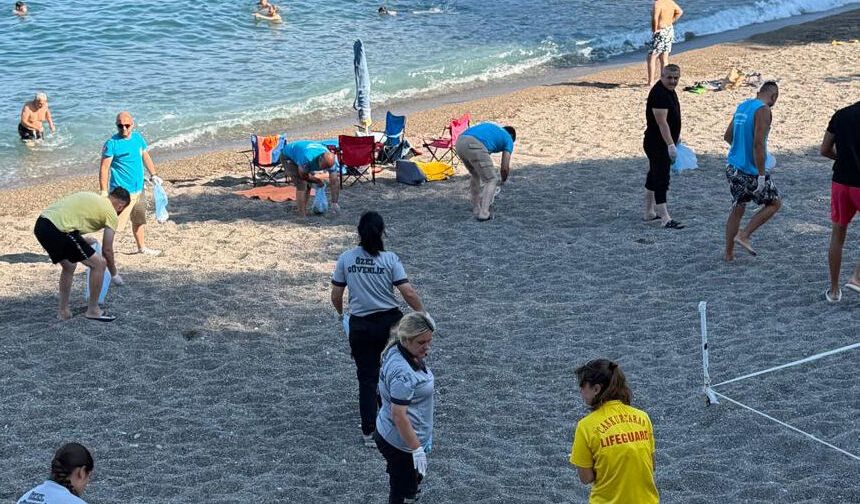Kapuz Plajı'nda örnek mesai: Ekipler izmarit ve çöpleri tek tek topladı