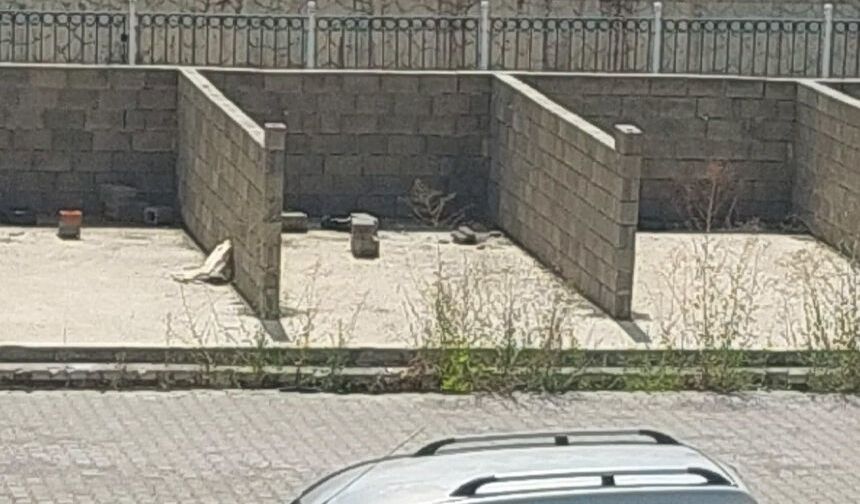 Salı Pazarı inşaatı durdu