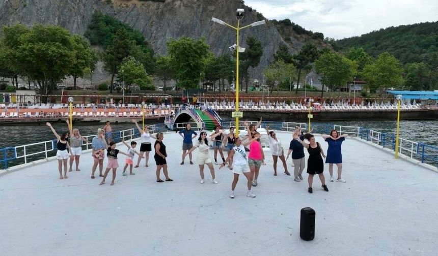 Barış Plajı'nda zumba coşkusu