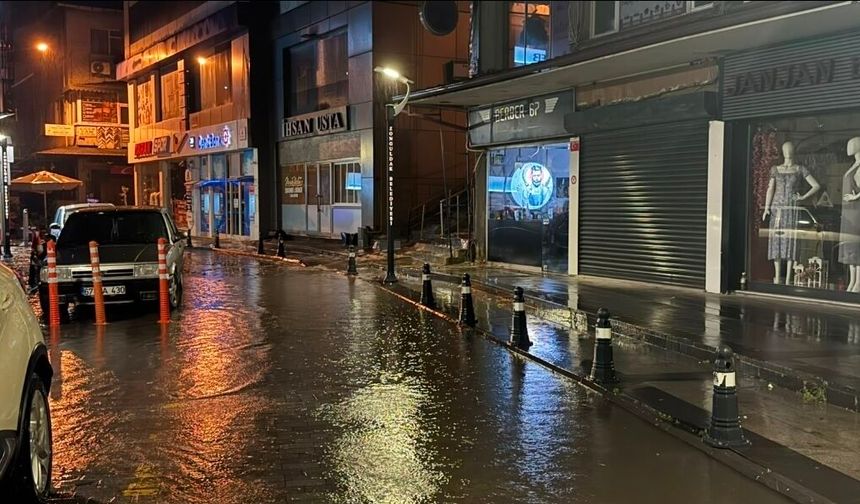 Rögarlar tıkandı, yollar göle döndü