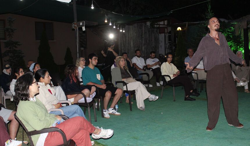 Zonguldaklı Tiyatrocunun Stand-Up gösterisi büyük beğeni topladı