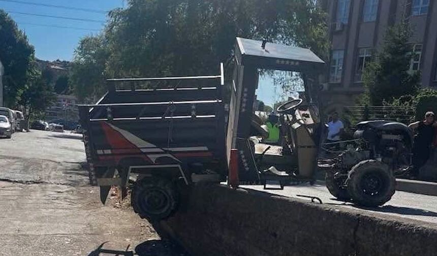 Park halindeki iki araç kaza yaptı: Pat Pat iş yerine düştü