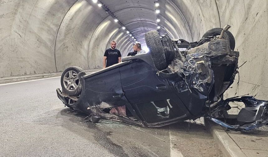 Uzunkum Tüneli'nde takla atan otomobilde iki kişi yaralandı