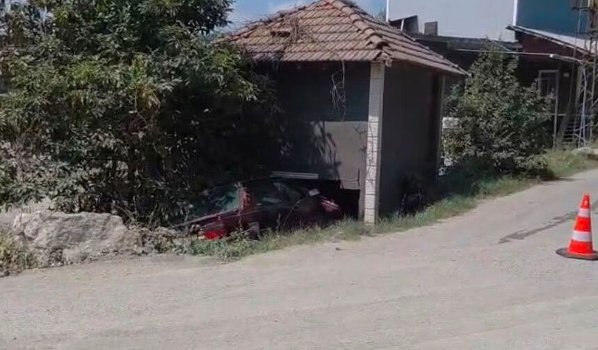 Kepçeye çarpmamak için manevra yaptı, kulübeye çarptı