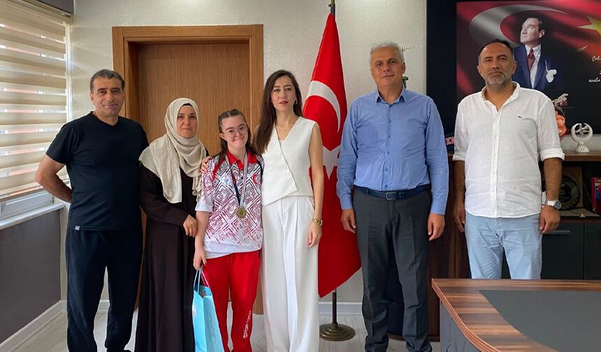 Dünya üçüncüsü ve Türkiye Şampiyonu Zeynep Tuncay’dan İlçe Millî Eğitim Müdürlüğüne ziyaret