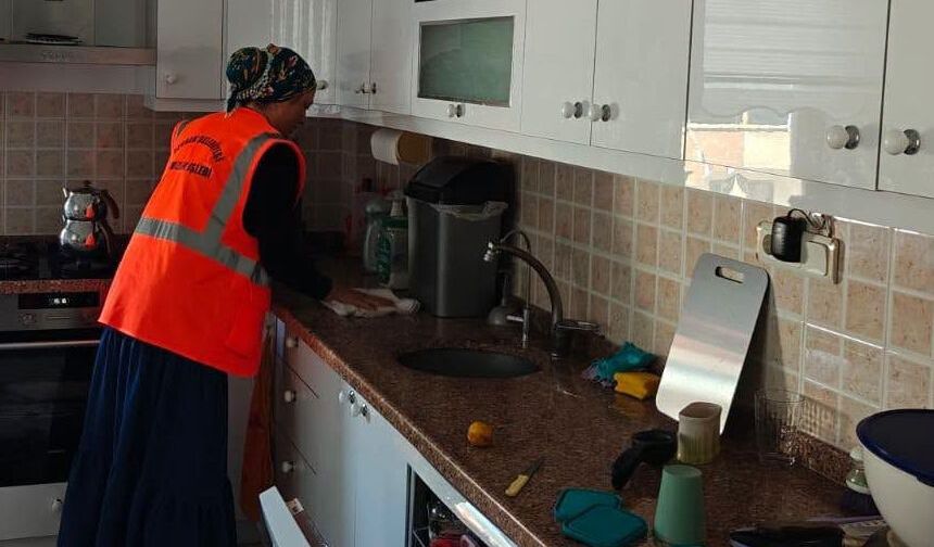 Devrek belediyesinin evde temizlik hizmeti sürüyor
