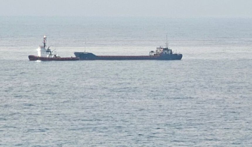 Karadeniz’de saldırıya uğrayan kargo gemisi Zonguldak açıklarına getirildi