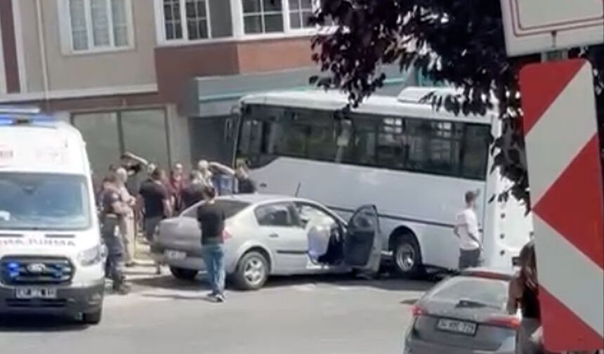 Kilimli’de otomobil dolmuşa saplandı