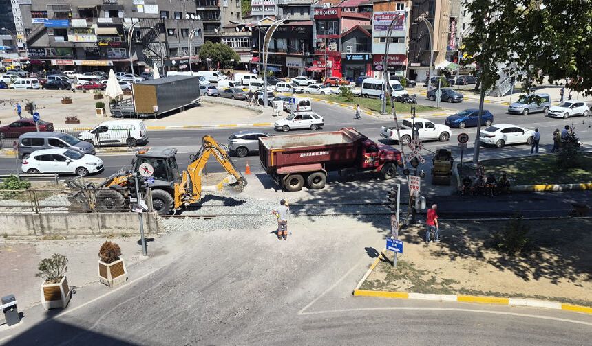 Mıcır tehlikesi sonrası hemzemin geçide asfalt döküldü