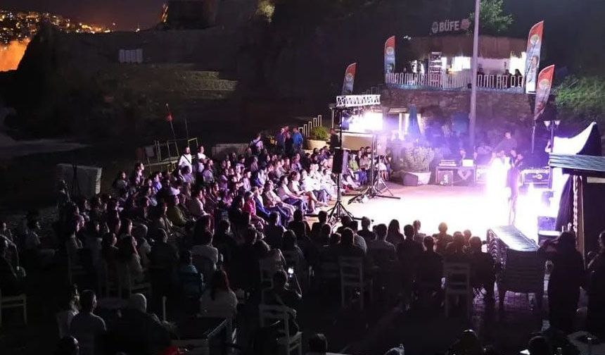 Zonguldak'ta bir ilk yaşandı, açık havada tiyatro oynadılar