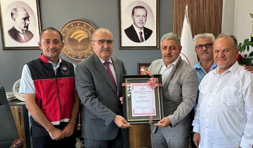 Zonguldak Arı Yetiştiricileri Birliği, kestane balı tescil belgesini il müdürüne takdim etti
