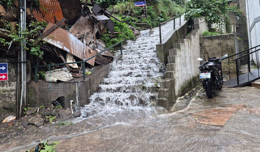 Zonguldak’ta şiddetli yağmur merdivenleri şelaleye çevirdi