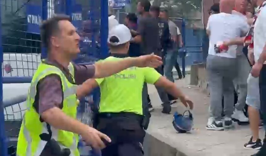 Derbi öncesi taraftarlar birbirine girdi: Barikatlar yıkıldı!
