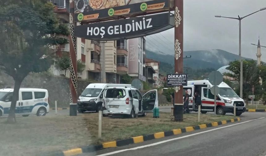 Yağışlı hava kaza getirdi