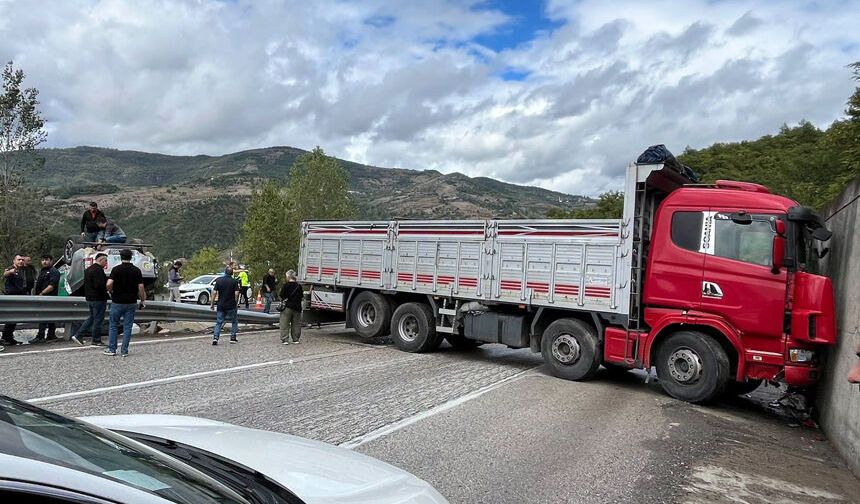Devrek’te tır istinat duvarına çarptı