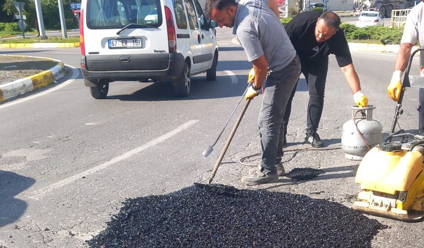 Belediyeden tüplü sıcak asfalt mesaisi