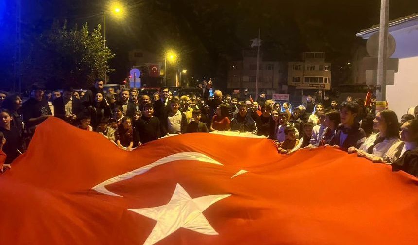 Gökçebey’de binlerce vatandaş Cumhuriyet’i fener alayıyla kutladı!