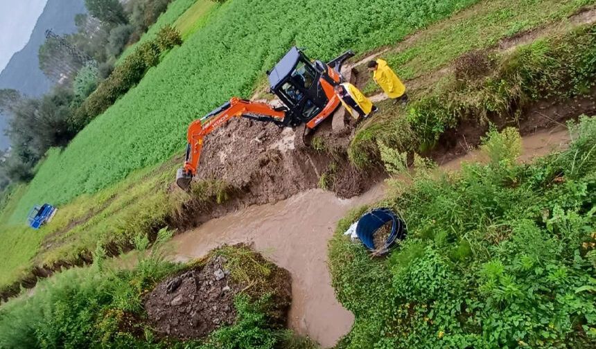 Topçalı veliler sokağın yüzey suyu taşkın sorunu çözülüyor