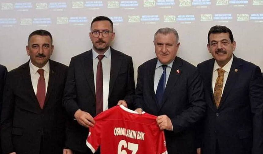 Emrah Karka'dan Bakan Bak’a 67 numaralı forma hediye etti