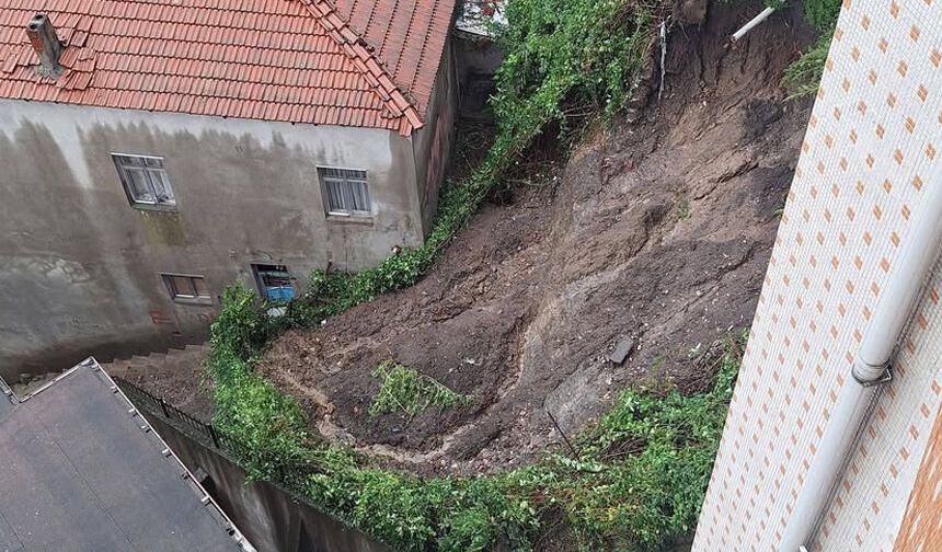 Ereğli’de toprak kaydı: Apartman merdivenleri toprak altında kaldı