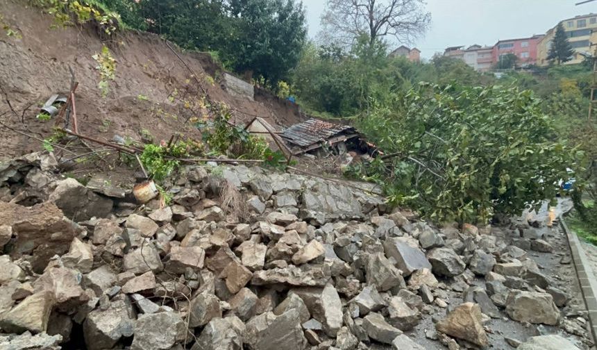 Ereğli'de heyelan sonrası 3 katlı bina tahliye edildi