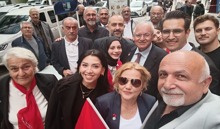 İYİ Parti Gazipaşa'da Türk bayrağı dağıttı