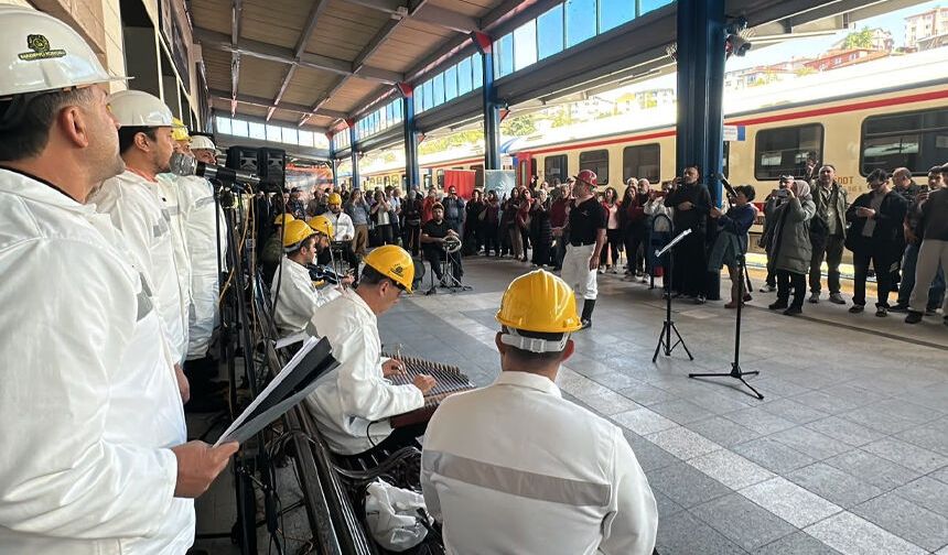 Turistik Karaelmas Ekspresi yolcularını Zonguldak'ta Madenci Korosu karşıladı