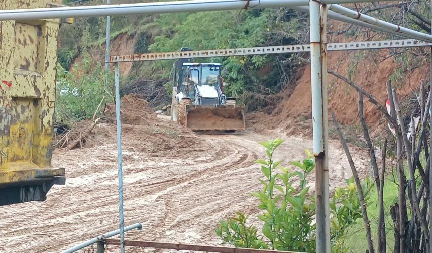 Özel İdare Müdürlüğü yolunda heyelan