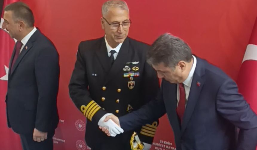 Tahsin Erdem, komutanla tokalaşmayı yine unuttu!