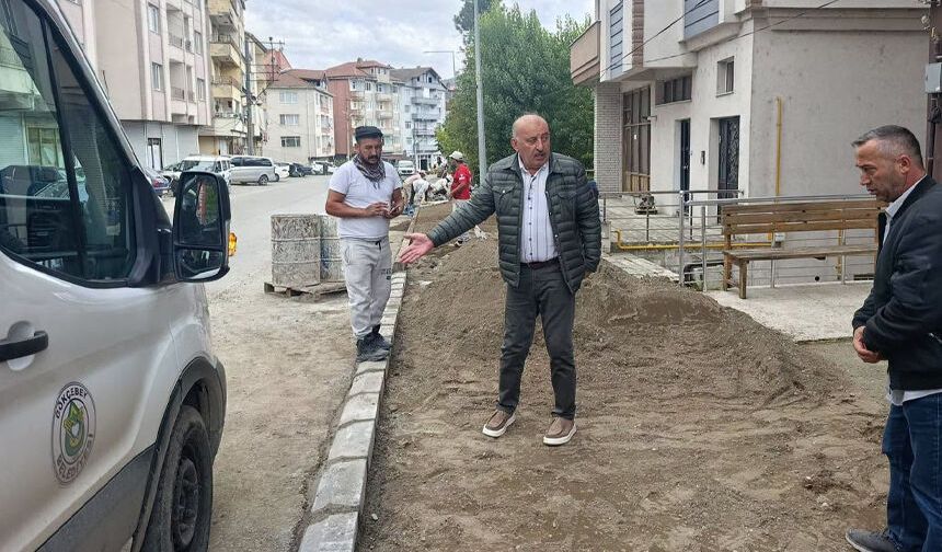 Başkan Öztürk, tretuvar çalışmalarını inceledi