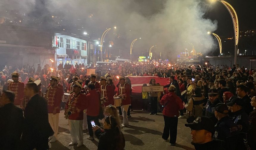 Zonguldak'ta Türk Bayraklarıyla Cumhuriyet yürüyüşü