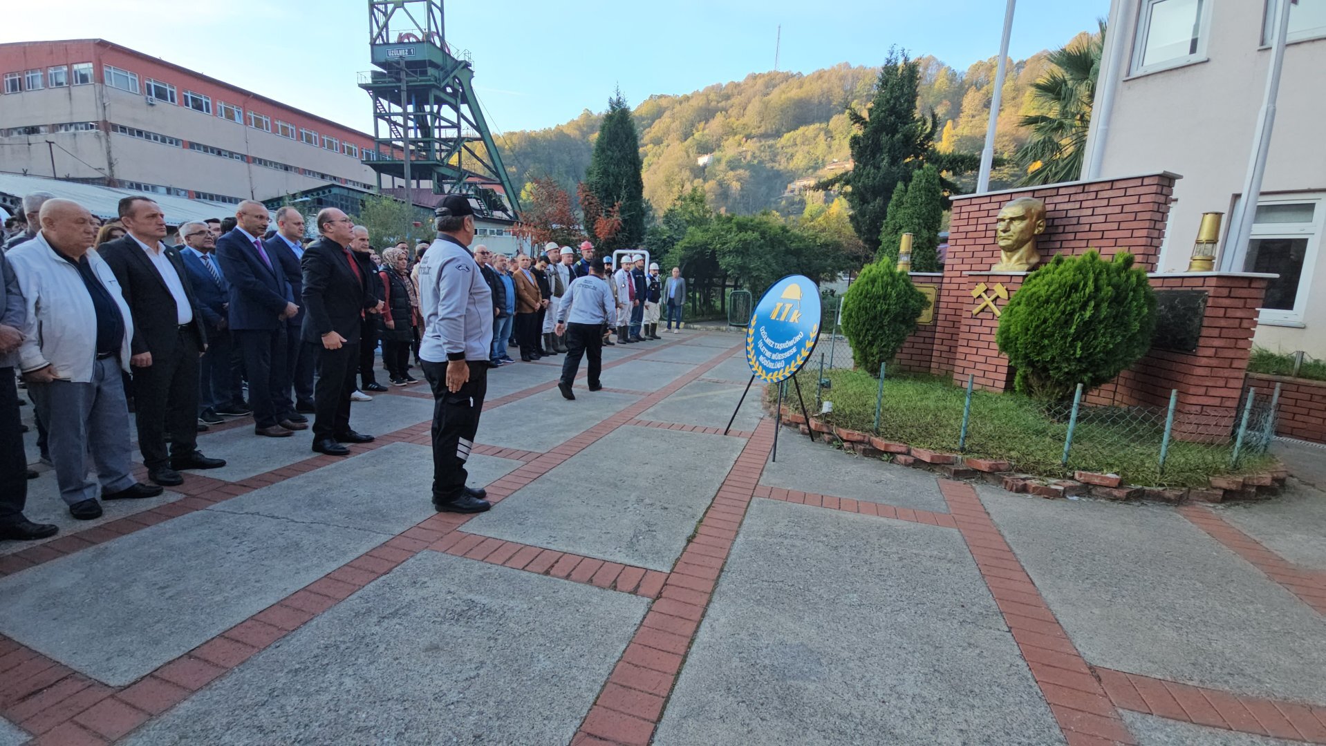 Madencilerden Ataturk E Saygi Durusu 3251