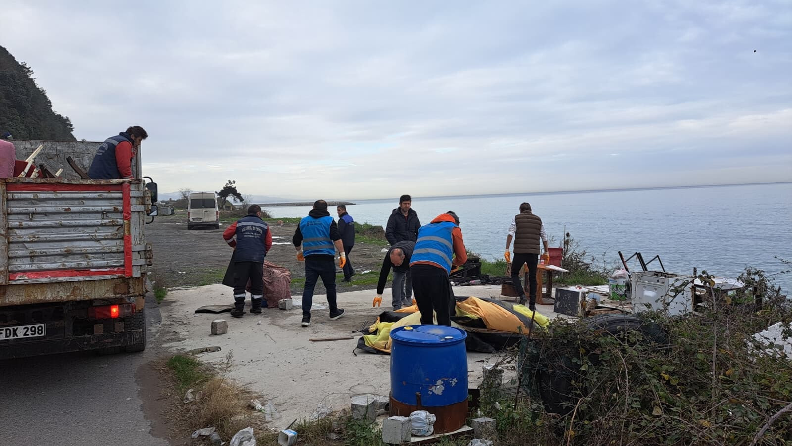 Plajlar Bolgesi Kacak Yapi Ve Isgallerden Temizlendi 4222