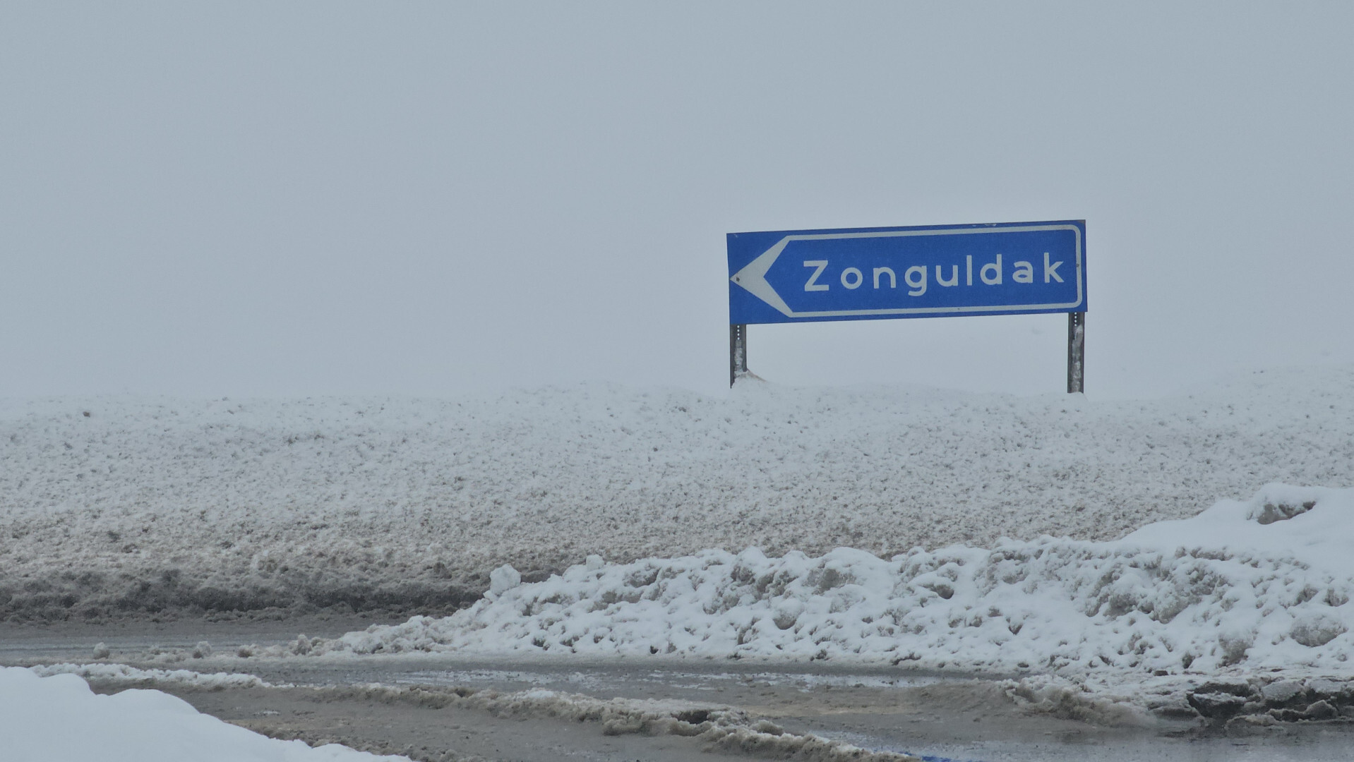 Zonguldak Eregli Yolunda Kar Mesaisi Ekipler Gece Boyu Durmadi Yol Ulasima Acildi 4119