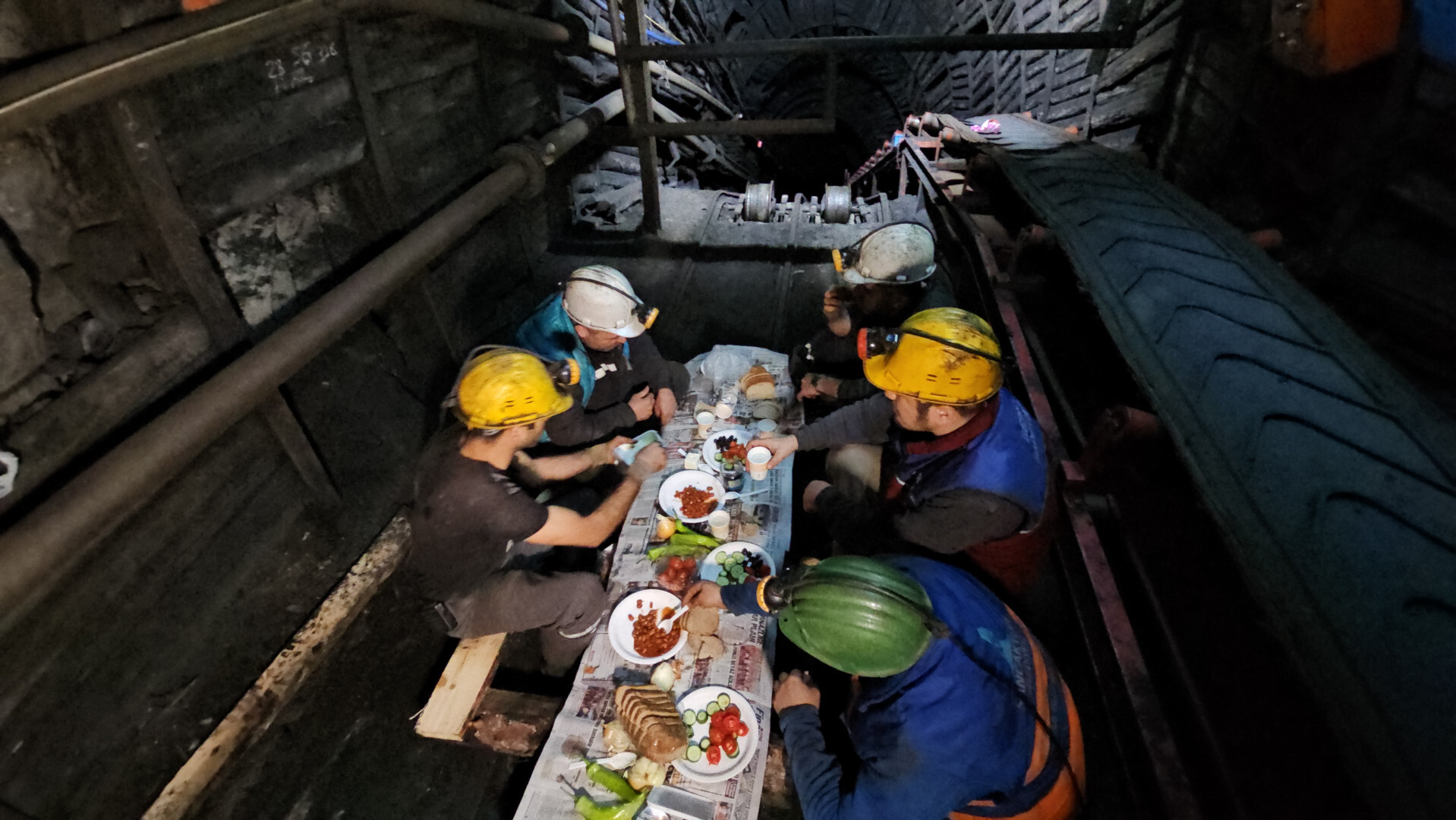 Madenciler Ilk Sahuru Yerin 120 Metre Altinda Yapti 4438