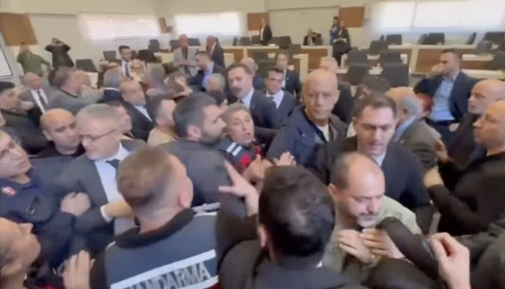 Meclis Karıştıttı