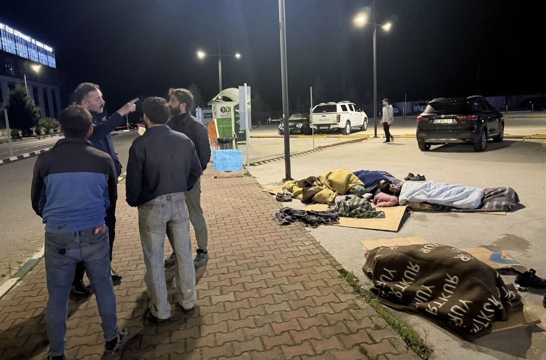 Çağlayan, eylemdeki işçilerle görüştü